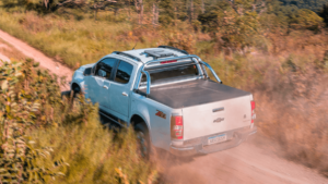 Camionete com antena Starlink veicular em estrada rural de São José do Rio Claro, ideal para produtores rurais que precisam de internet no campo