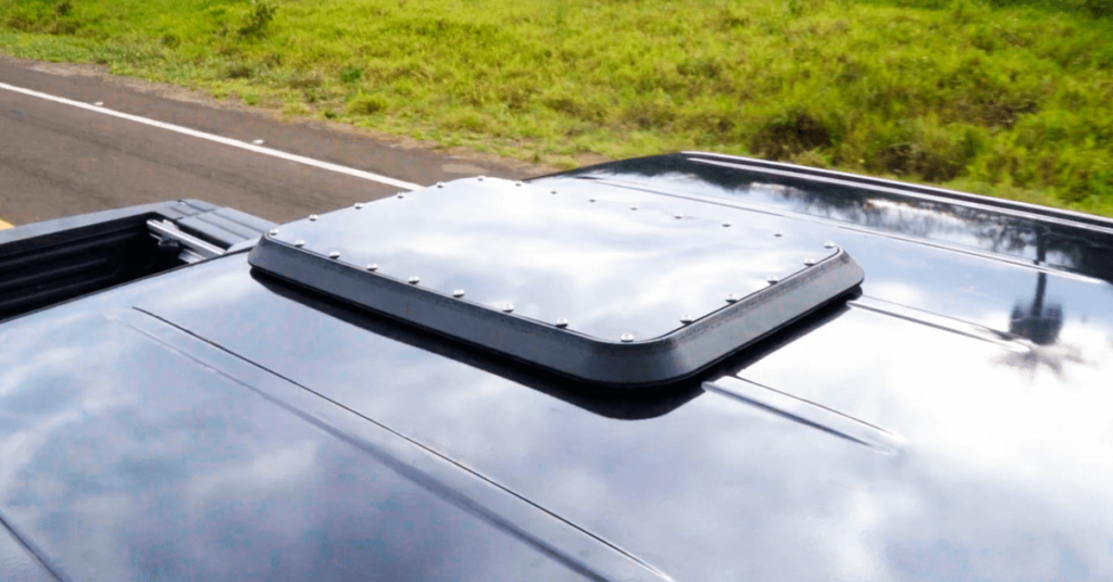 Antena Starlink veicular instalada no teto de camionete em São José do Rio Claro, garantindo conexão à internet em áreas rurais